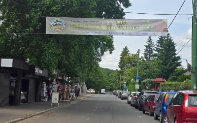 A képen látható transzparens jelzi…